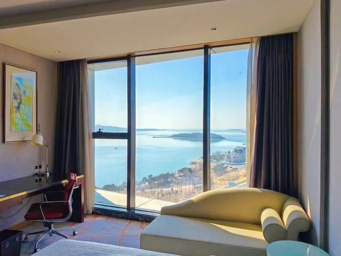 Standard Twin Club room with city view