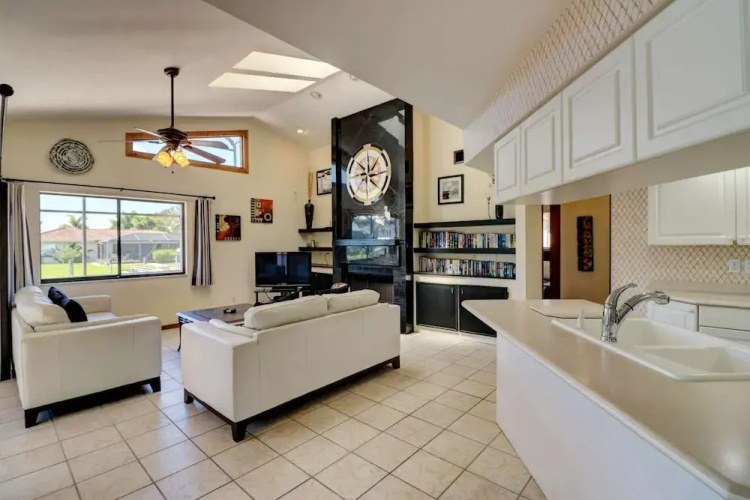 1530 SW 49th Ter