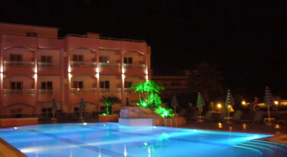 Royal Rose Studios & Apartments