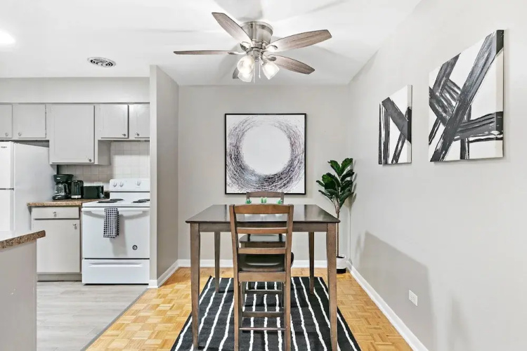 1BR Apt Near Shops in Lakeview