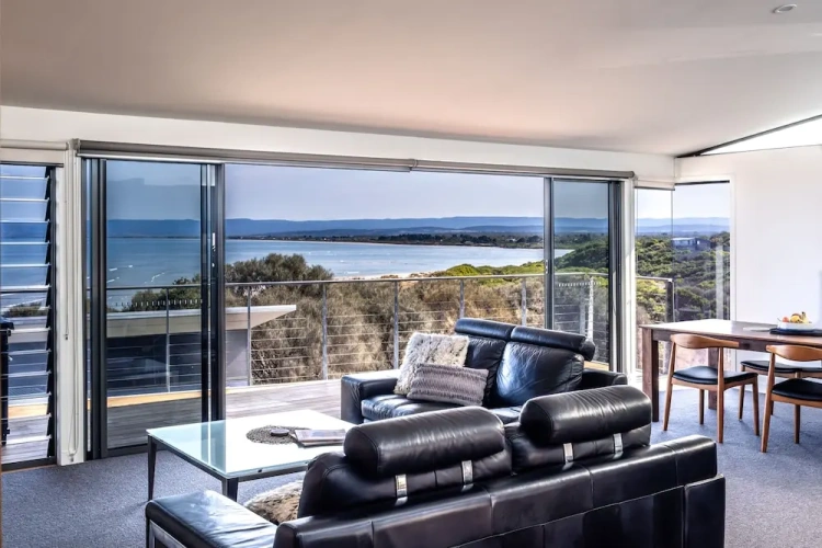 2 Bedrooms Apartment with balcony and beachfront