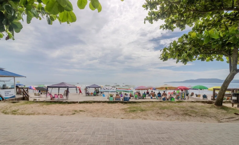 3BR Seafront apt w/ BBQ in Itapema Con0101