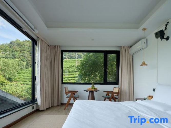 Suite with lake view