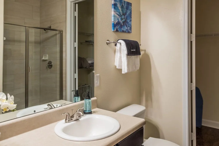 Apartment with Parking by Frontdesk
