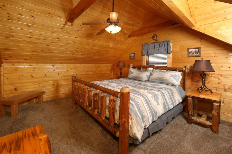 Ridgetop Theatre Lodge - Six Bedroom Cabin