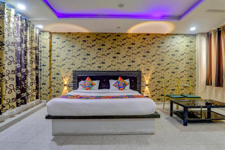 Fabhotel Gold Galaxy