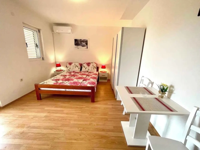 Studio with balcony and with city view