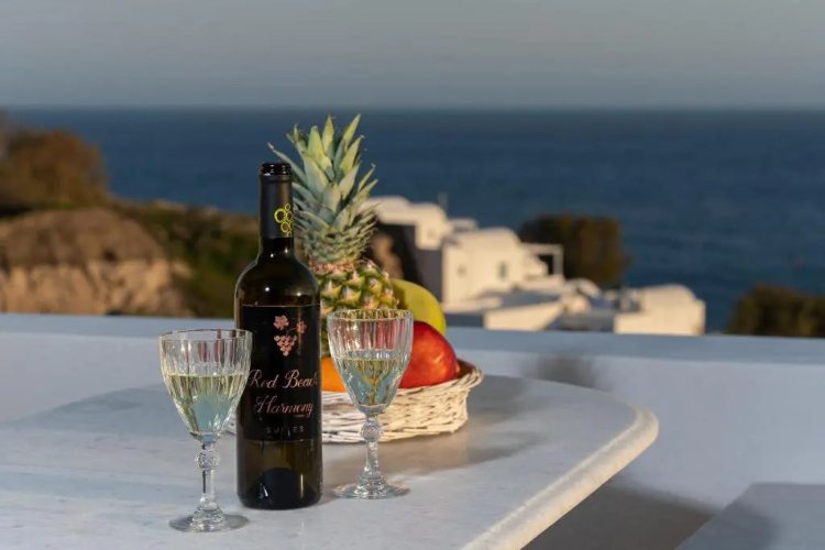 Red Beach Harmony suites Modestos