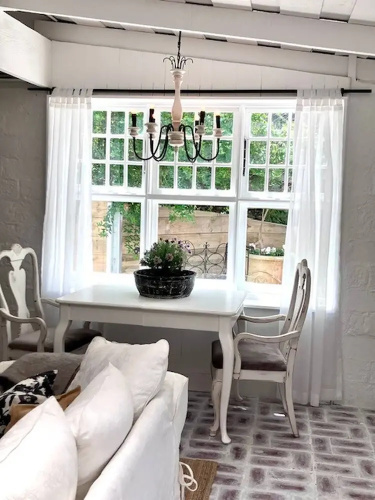 One Wee Cottage, A Romantic Secluded Provincial Abode Surrounded by Vineyards