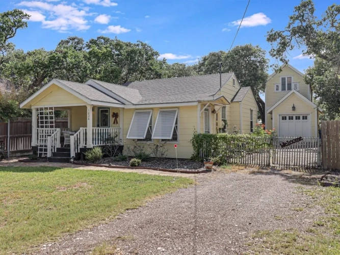 4 Bedrooms Cottage