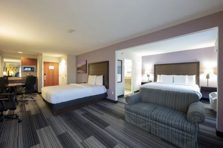 La Quinta Inn & Suites Springfield Airport Plaza