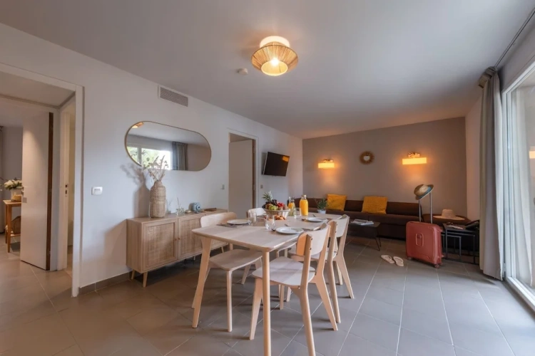 2 Bedrooms Apartment