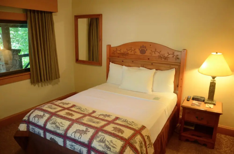 Bear Mountain Inn and Overlook Lodge