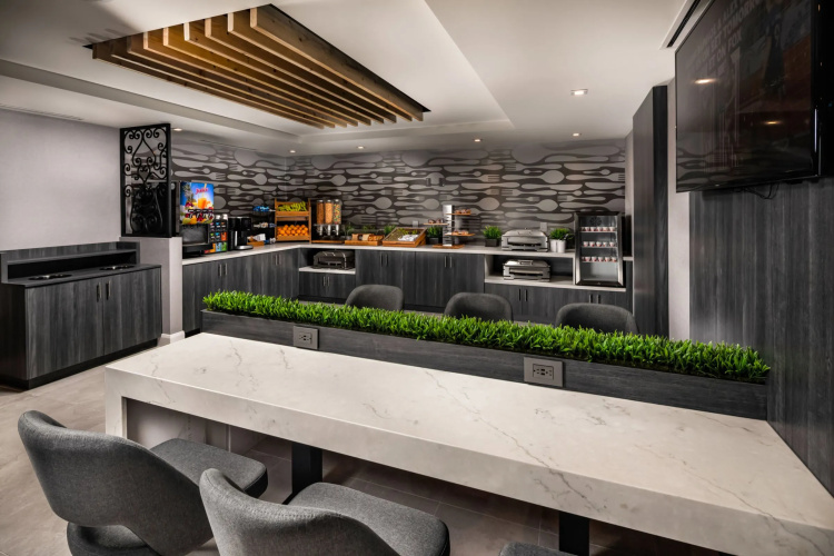 Avenue Hotel