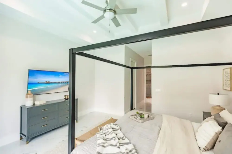 Luxurious Naples 4BR w Pool by Vanderbilt Beach