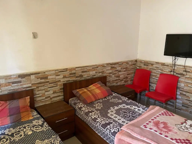 Studio next to Queen Rania St, well served area