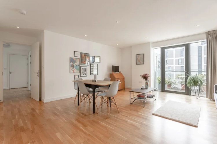 Stylish 2 Bedroom Flat With Balcony