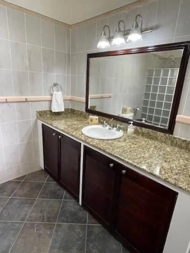 5 Bedrooms Villa