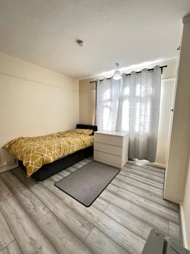 Budget 5-bed Apartment in Barking