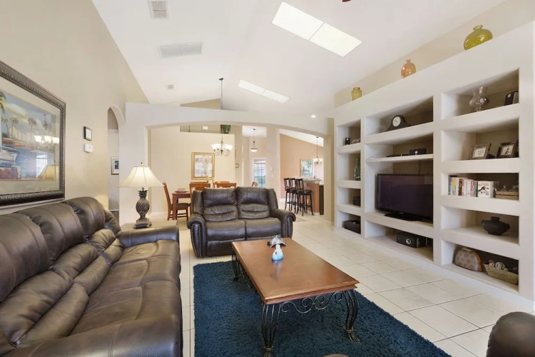 5 Bedrooms Cottage
