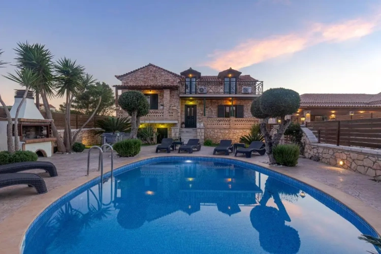 4 Bedrooms Villa