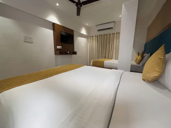 Standard Quadruple room with city view