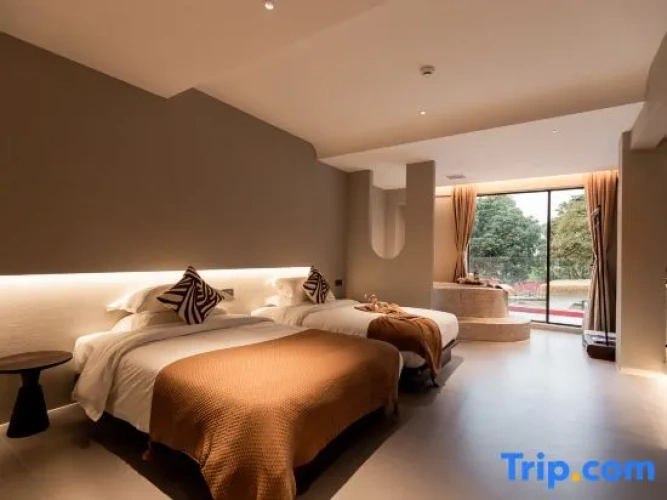 Standard Twin room with courtyard view