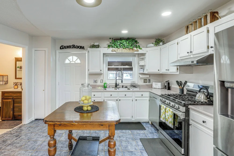 Lake & Pool Access: Spacious Home in Newland
