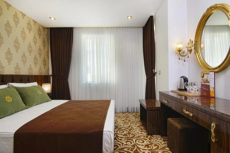 S White Hotel