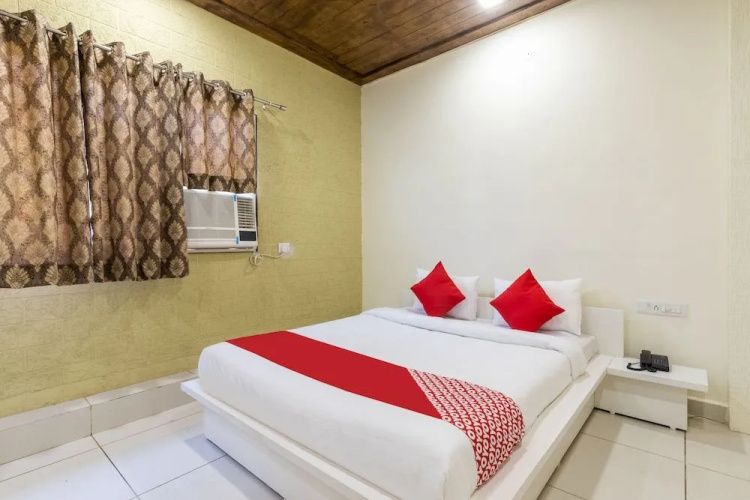 Oyo 27653 Savoy Suites