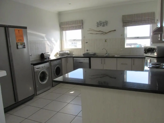 4 Bedrooms Apartment