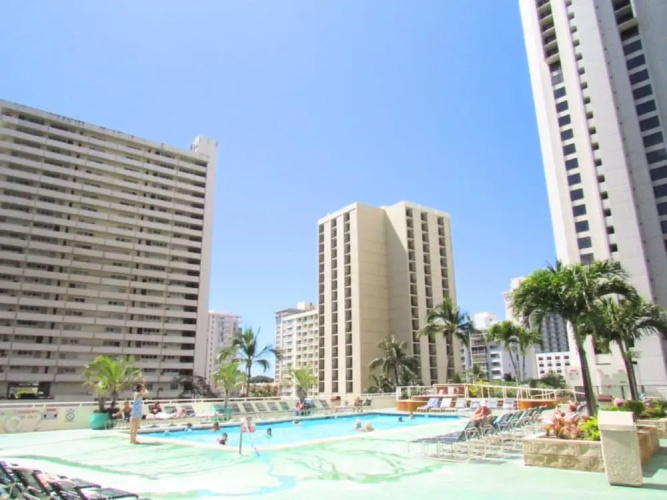 Waikiki Banyan Wb2402