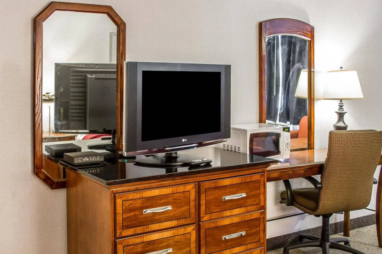 Rodeway Inn & Suites
