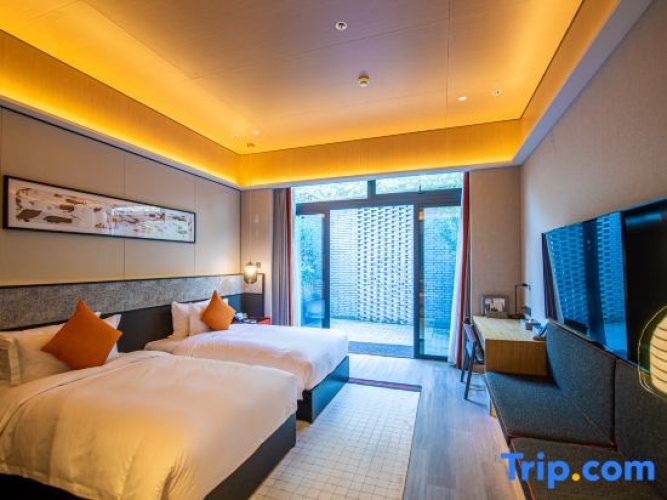 Standard Twin room with street view