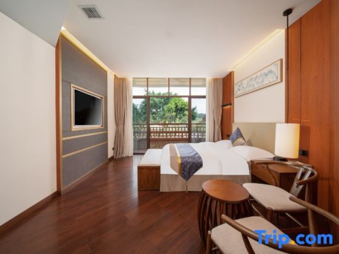 Deluxe Suite with mountain view