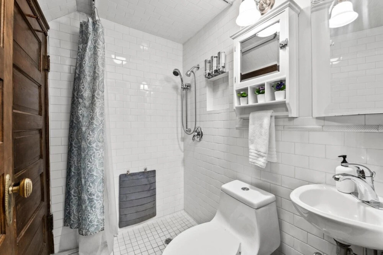 Cap Hill 3-bedroom Garage Parking With Backyard