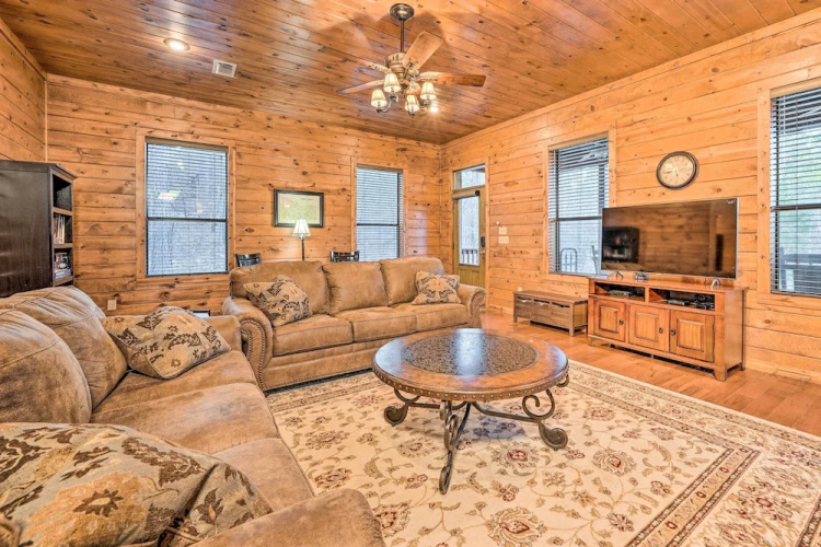 Broken Bow Cabin w/ Deck, Hot Tub & Fire Pit!