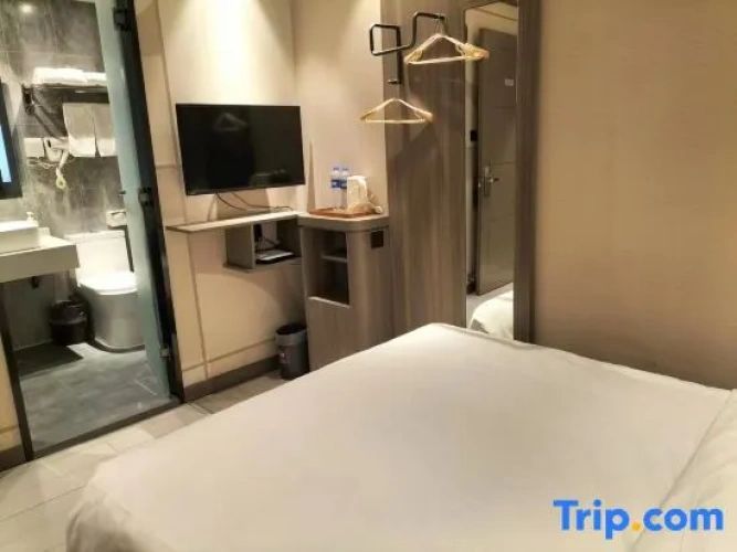 Standard Double room with street view