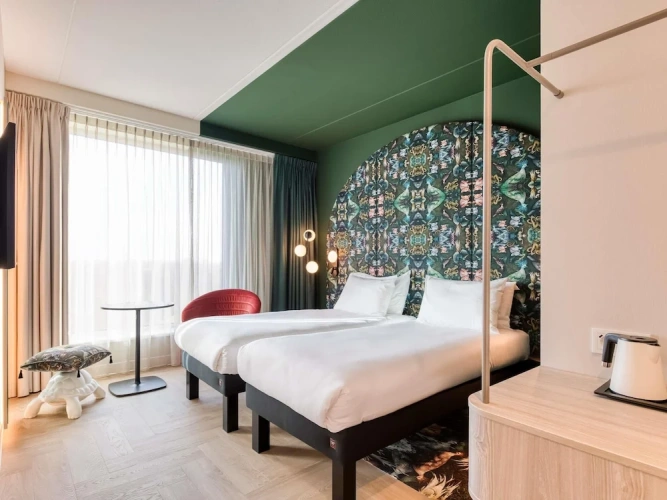 Standard Twin room with park view