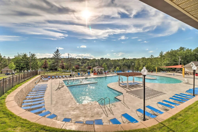 Poconos Cabin: Serene Deck, Fire Pit & Game Room
