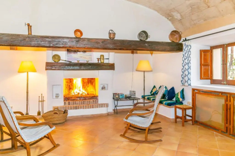 Historical house Mallorca pool wifi aircon/heat sleeps 12-14