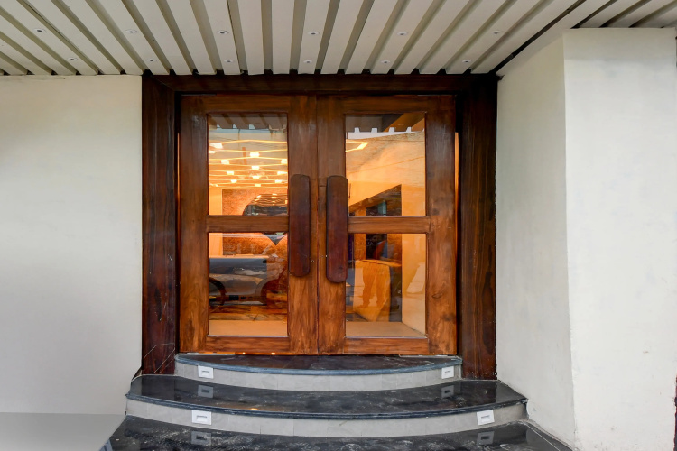 Super OYO Townhouse Varanasi Railway Junction
