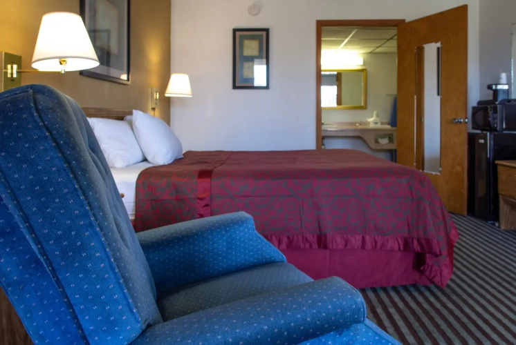 Days Inn by Wyndham Clinton