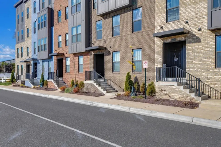 Townhome at Laurel Park: Modern & Spacious Getaway