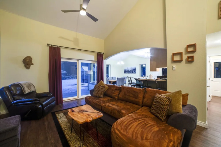 62SL - Hot Tub - WiFi - Fireplace - Pets Ok - Sleeps 6