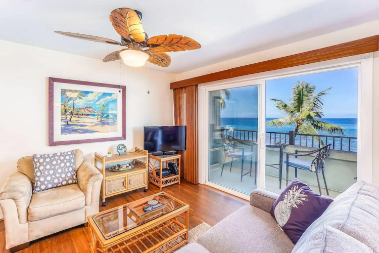 Banyan Tree Condo W/ Pool & Ocean Front!