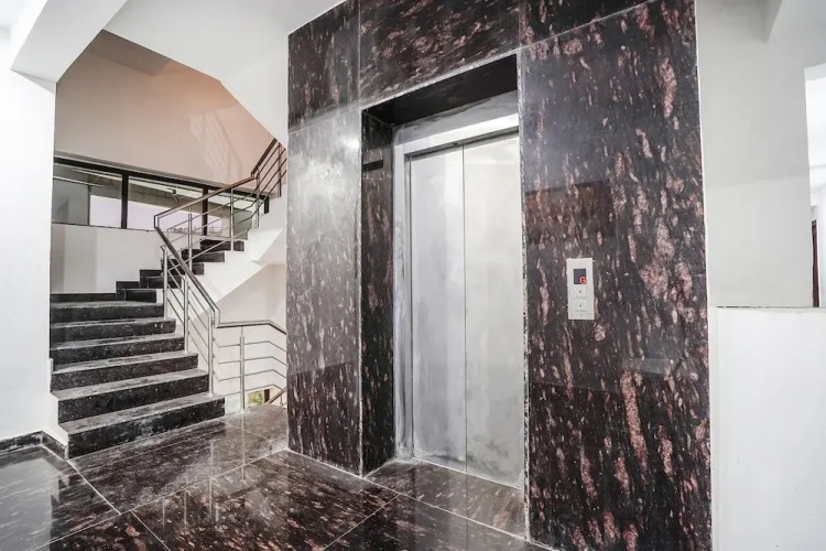 Fabhotel Noida Business Suites