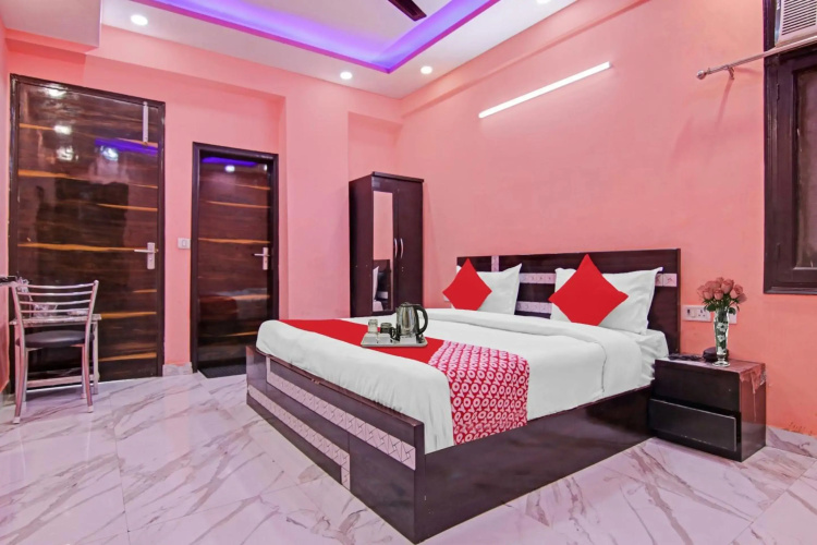OYO Flagship 70281 Hotel Rishabh Inn