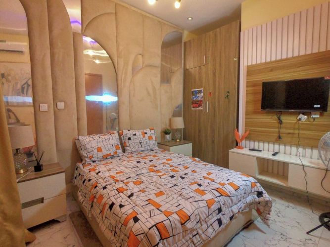 Four Crowns Serviced Apartment