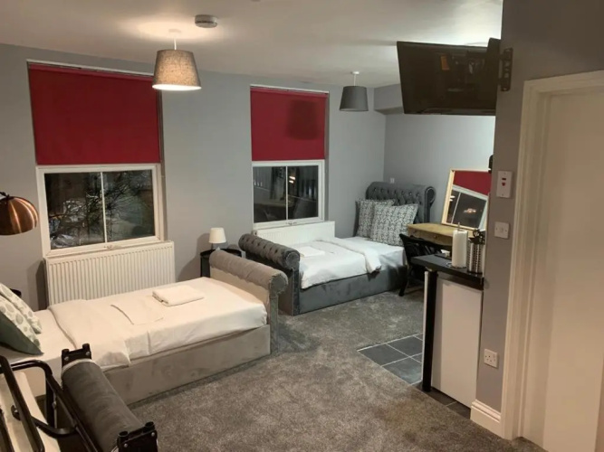 Spacious, Bright Twin Studio Apartment (can sleep up to 4)